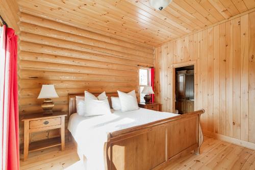 Katil atau katil-katil dalam bilik di Fiddler Lake Resort Chalet 73 Deer with pool