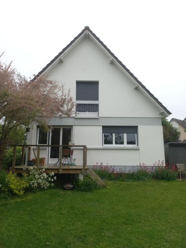 una casa blanca con terraza en el patio en MAISON INDIVIDUELLE 110 M2-3 CHAMBRES-JARDIN 1000 M2 en Bois-Guillaume
