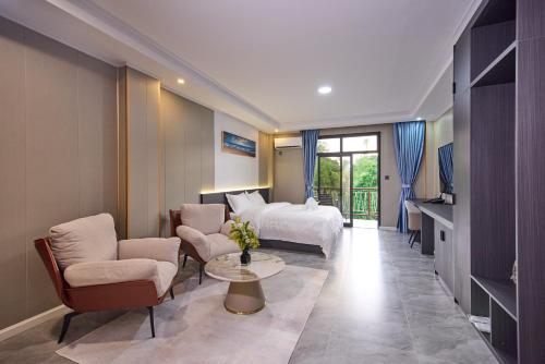 um quarto de hotel com uma cama, uma mesa e cadeiras em Belmond Hotel 贝尔曼酒店 em Koror