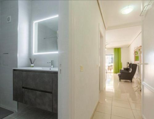 eine Küche mit einem Waschbecken und einem Spiegel im Zimmer in der Unterkunft Flat in Chayofa in Chayofa