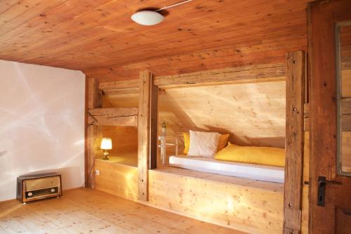 - une chambre avec un lit dans une maison en bois dans l'établissement Stadt Land Freunde, à Wangen im Allgäu
