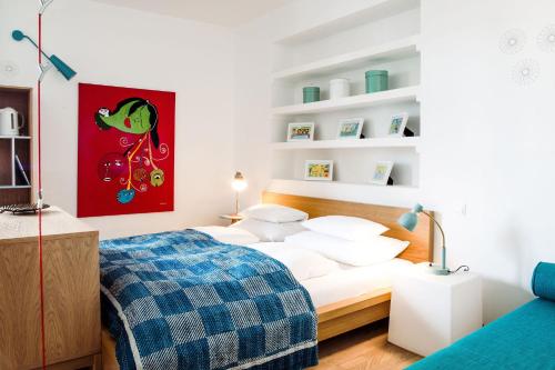 1 dormitorio con 1 cama y una pintura roja en la pared en Hotel Drahteselböck, en Rust