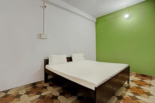 Un pat sau paturi într-o cameră la OYO Luxury Guest house