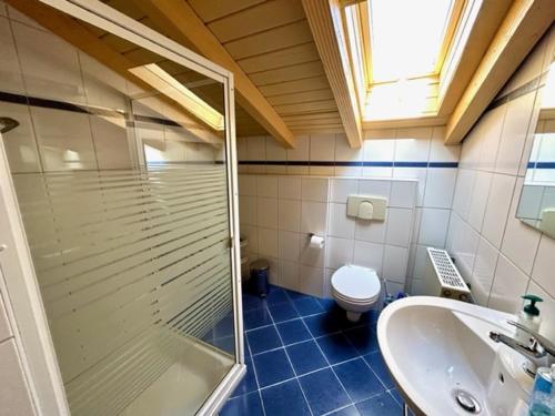 uma casa de banho com um chuveiro, um WC e um lavatório. em Ferienwohnung Bergtraum - Chiemgau Karte em Inzell