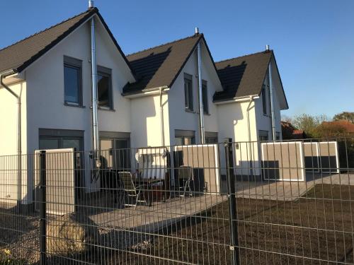 a row of houses behind a fence at The Fehmarn Lodges - OASIS - in Fehmarn