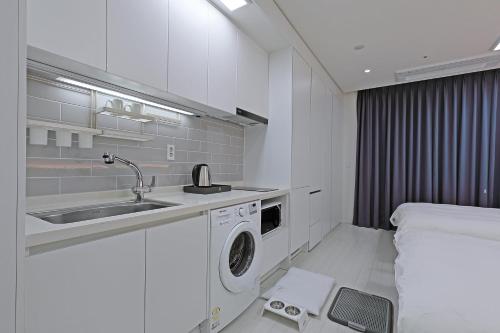 Postel nebo postele na pokoji v ubytování World Sky Residence Hotel