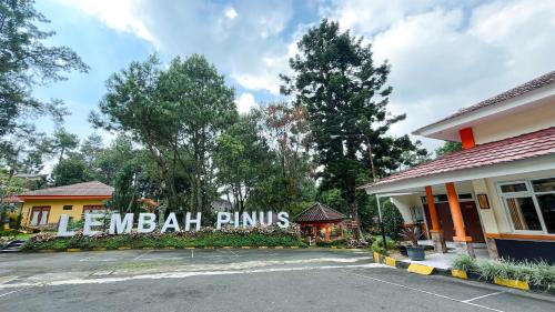 un bâtiment avec un panneau indiquant les pins de tembah dans l'établissement Alamsagita Puncak Hotel & Resort, à Ciloto