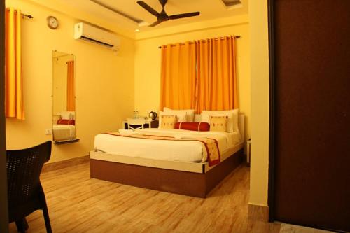 ボルプルにあるMohor Kutir Resortsのベッドルーム1室(ベッド1台、シーリングファン付)