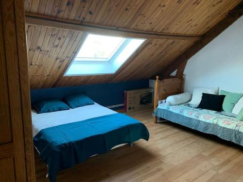 - une chambre mansardée avec 2 lits dans l'établissement Maison conviviale en lisière de forêt près du lac, à Biscarrosse