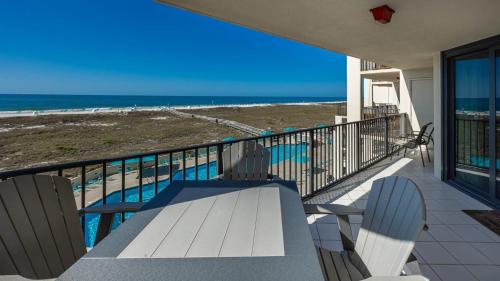 d'un balcon avec un banc et une vue sur la plage. dans l'établissement Phoenix VII 7312 condo, à Orange Beach
