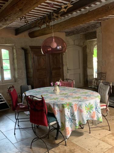 a dining room with a table with a floral table cloth at BROSSARD in Cavaillon