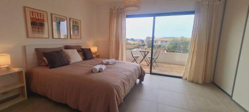 a bedroom with a bed with two stuffed animals on it at Mini villa Bay, 6 pers, piscine, 400 m plage in Lecci