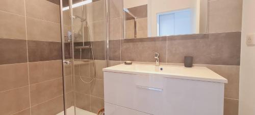 a bathroom with a sink and a shower at Mini villa Bay, 6 pers, piscine, 400 m plage in Lecci