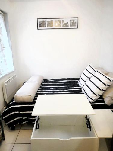 Ένα ή περισσότερα κρεβάτια σε δωμάτιο στο Studio cosy à Montargis - 13 m² - Parking inclus