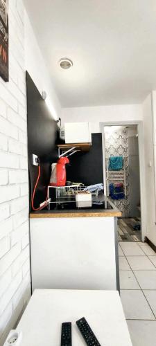 Η κουζίνα ή μικρή κουζίνα στο Studio cosy à Montargis - 13 m² - Parking inclus