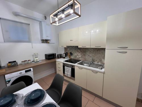 Η κουζίνα ή μικρή κουζίνα στο GRETA'S APARTMENT DISCESA DELLE CAPRE