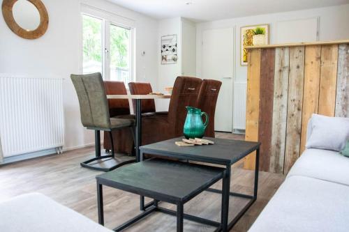 Posezení v ubytování Heerlijk chalet in Hoenderloo met zonnig terras