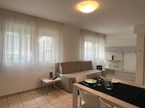sala de estar con sofá y mesa en Appartamenti Mare, en Lignano Sabbiadoro