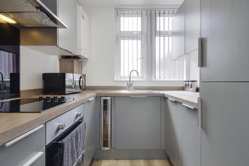 Kuchyň nebo kuchyňský kout v ubytování Wimbourne Road Apartment 2