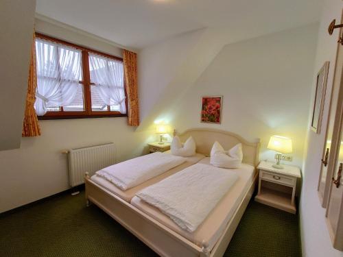 Letto o letti in una camera di Hotel und Berggasthof Zum Sonnenhof