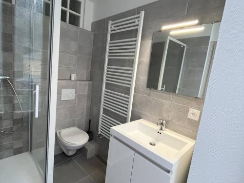 une salle de bain avec un lavabo, des toilettes et une douche dans l'établissement Appartement T2 avec Balcon, Proche Thermes et Télécabine - Cauterets, 5 Pers - FR-1-234-119, à Cauterets