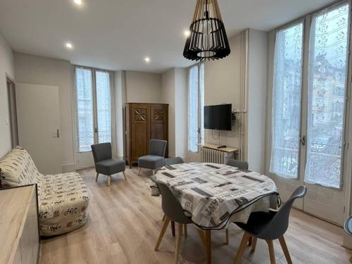un salon avec une table et des chaises de salle à manger dans l'établissement Appartement T2 avec Balcon, Proche Thermes et Télécabine - Cauterets, 5 Pers - FR-1-234-119, à Cauterets
