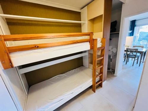 Zimmer mit Etagenbetten in einem Haus in der Unterkunft Studio sur le Golf in Valescure