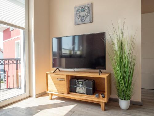 Μια τηλεόραση ή/και κέντρο ψυχαγωγίας στο Strandstraße 16 - Wohnung 2