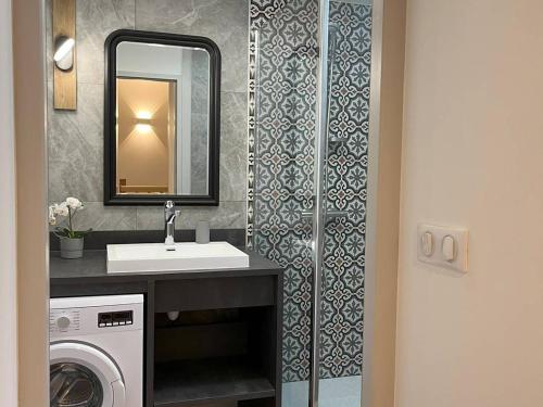 ein Badezimmer mit einem Waschbecken und einer Waschmaschine in der Unterkunft Appartement Cauterets, 4 pièces, 6 personnes - FR-1-234-254 in Cauterets