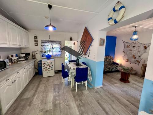 une cuisine avec une table et des chaises dans une pièce dans l'établissement Ma Cabane - Agréable maison idéalement située, à La Tremblade