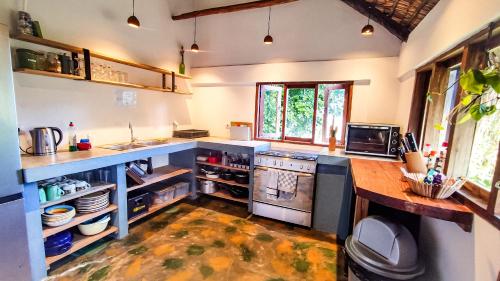 Una cocina o zona de cocina en Kitesurf Tofo House - 1 minute walk from beach and center