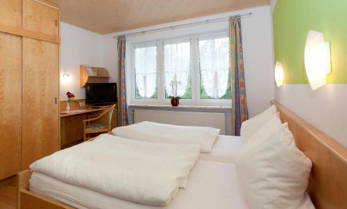 Кровать или кровати в номере Landgasthof Am Sonnenhang