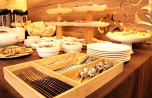 een tafel met borden, kommen en keukengerei bij Семейный отель in Tbilisi City