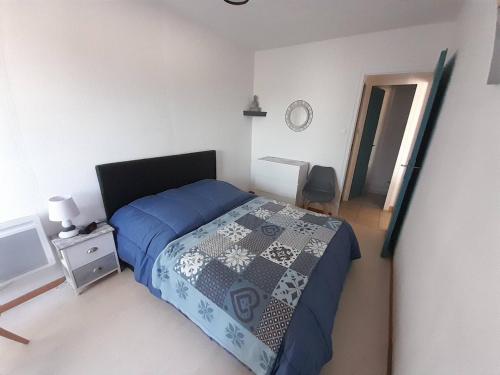 une chambre avec un lit et une télévision dans l'établissement Charmant T2 rénové avec loggia, proche mer et pistes cyclables à Saint-Hilaire-de-Riez - FR-1-324A-57, à Saint-Hilaire-de-Riez