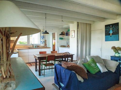 un salon avec un canapé bleu et une table dans l'établissement Maison de pêcheur proche plage et activités, à Crozon