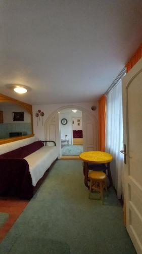PrejmerにあるPensiunea Magnoliaのベッドルーム1室(ベッド1台、黄色いテーブル付)