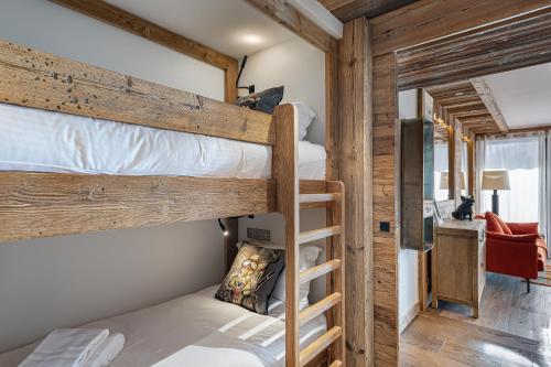 un par de literas en una casa pequeña en Appartement Blanchot - LES CHALETS COVAREL, en Val dʼIsère