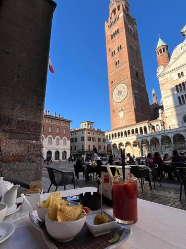 un tavolo con una ciotola di cibo e una torre dell'orologio di Luxury home stanza in appartamento condiviso a Cremona