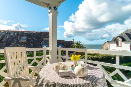 - une table sur une terrasse couverte avec vue sur l'océan dans l'établissement Didou - T3 vue mer - plage à 40m, à Bénodet