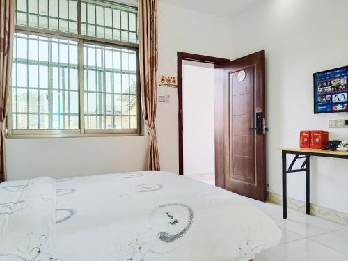 a bedroom with a bed and a window at 张家界大庸家民宿天门山索道站店DYJ Residential hostel in Zhangjiajie