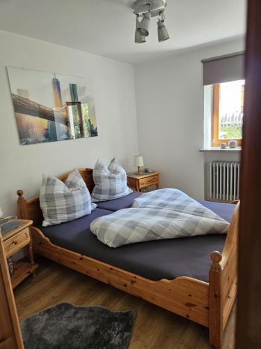 バイエリッシュ・グマインにあるFerienwohnung Sonnenscheinのベッドルーム1室(木製ベッド1台、枕付)