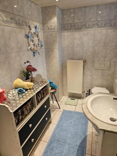 a bathroom with a sink and a bath tub at Ferienwohnung Sonnenschein in Bayerisch Gmain