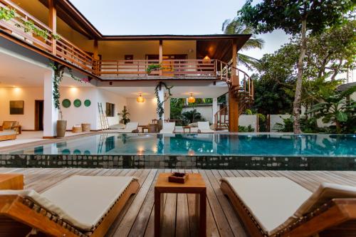 uma piscina numa villa com uma casa em Aldeia Jericoacoara - Suites Privativas em Jericoacoara