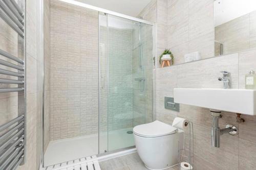 W łazience znajduje się prysznic, toaleta i umywalka. w obiekcie Close to beach, parking, 2 bed flat with garden - Meraki Luxe w mieście Southbourne