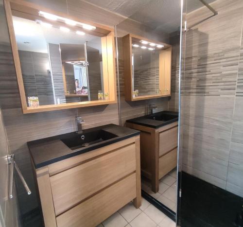 La petite salle de bains est pourvue de 2 lavabos et d'une douche. dans l'établissement Villa 21, Cap Sauvage au village naturiste, au Cap d'Agde