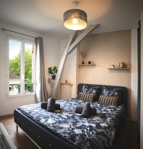 - une chambre dotée d'un lit avec un arbre dans l'établissement Le J'y suis j'y reste ! - Bergerac Centre - 2 pers, à Bergerac