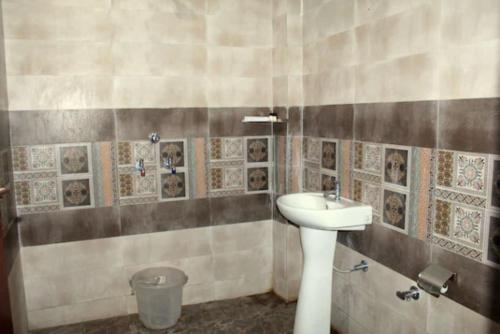 La salle de bains est pourvue d'un lavabo et de toilettes. dans l'établissement Hotel Krishna Residency Bareilly Near Ashish Royal Park, à Bareilly