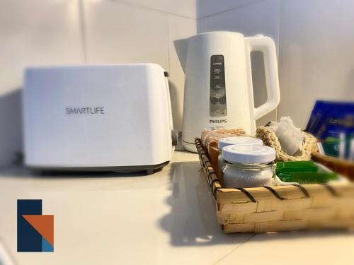 a counter with a toaster and a basket of food at Ayacucho 59 in Venado Tuerto