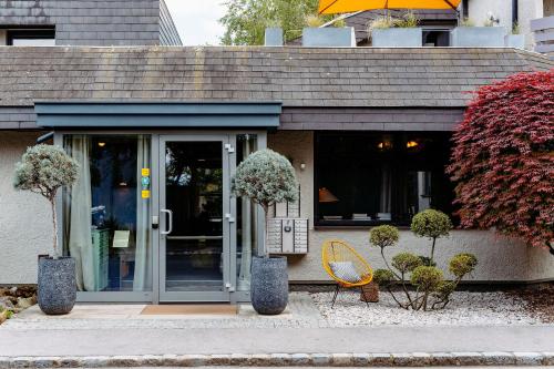 a store front with a yellow bench in front of it at Das Esel - Kleinod in Rust in Rust