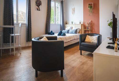 une chambre avec un lit, un canapé et une chaise dans l'établissement Le petit chez vous - T1 Bergerac -2 pers, à Bergerac
